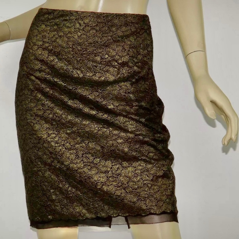 ANN TAYLOR METALLIC LACE OVERLAY SKIRT 
Size6
NWT